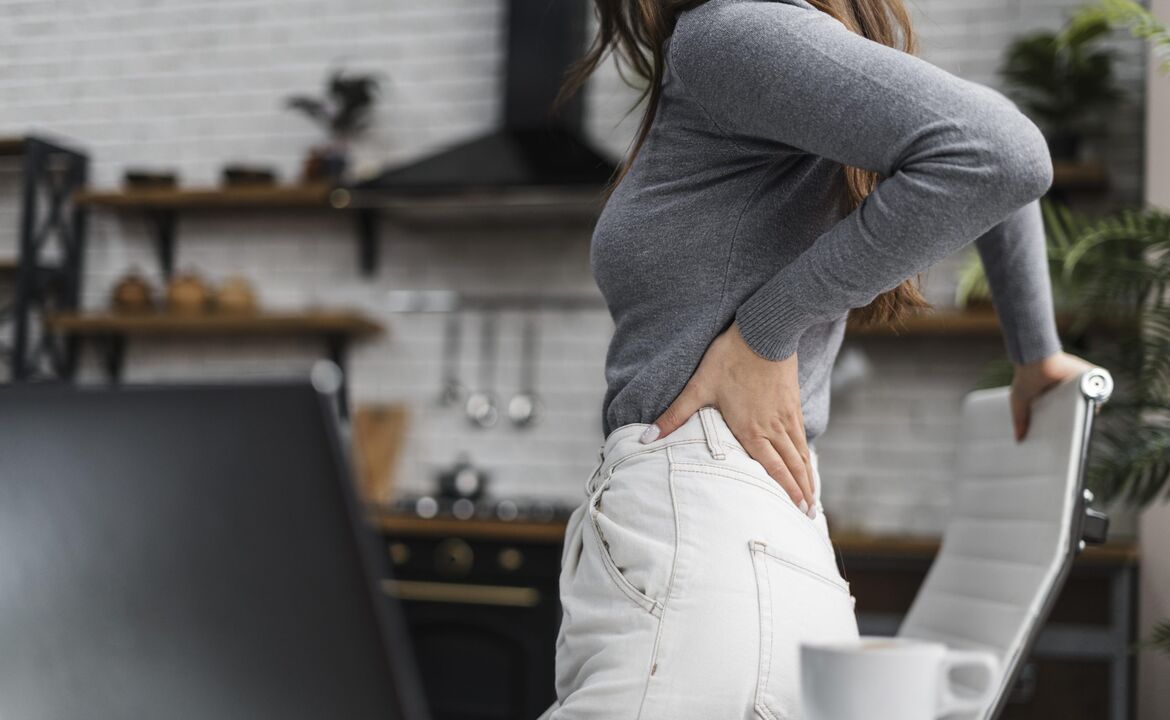Durerea de spate în regiunea lombară este un simptom comun însoțitor al diferitelor patologii. 