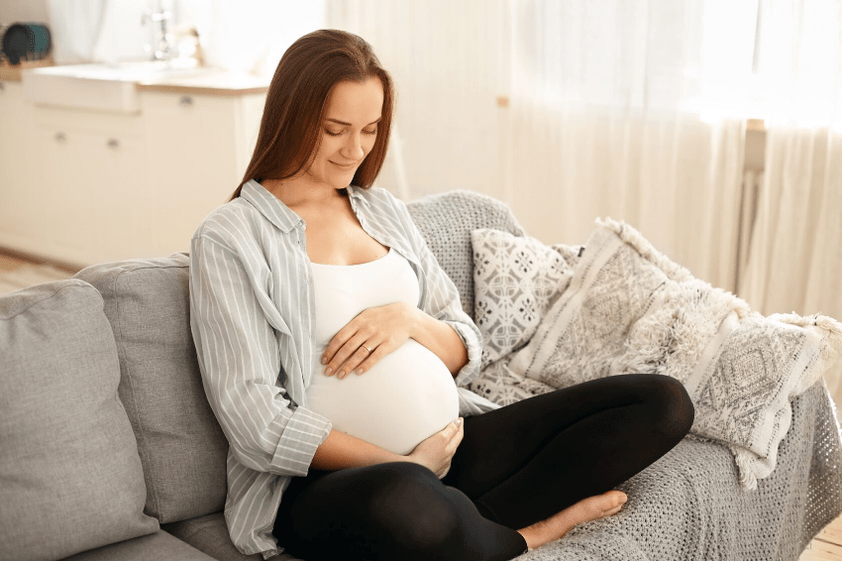 Odihna regulată ajută o femeie însărcinată să amelioreze durerile de spate din regiunea lombară