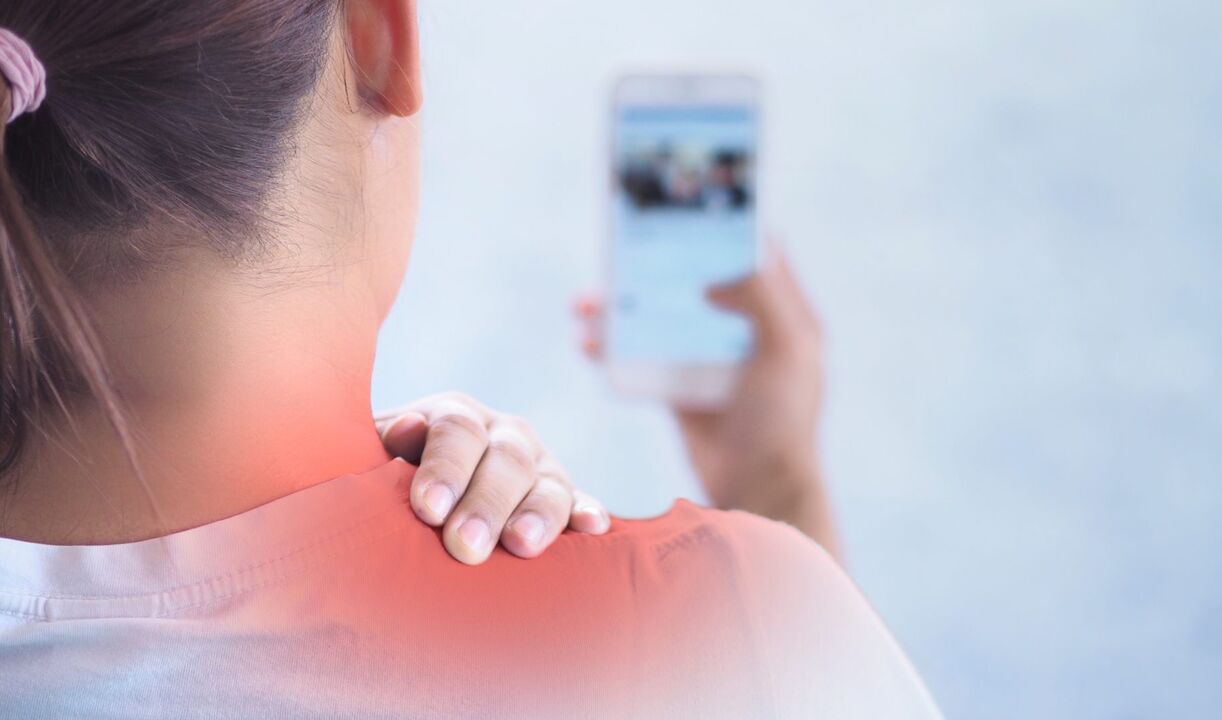 Cel mai adesea, gâtul doare din cauza unei poziții incorecte, de exemplu, atunci când o persoană folosește un smartphone pentru o lungă perioadă de timp