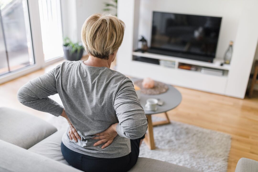 O femeie este îngrijorată de durerile de spate din regiunea lombară